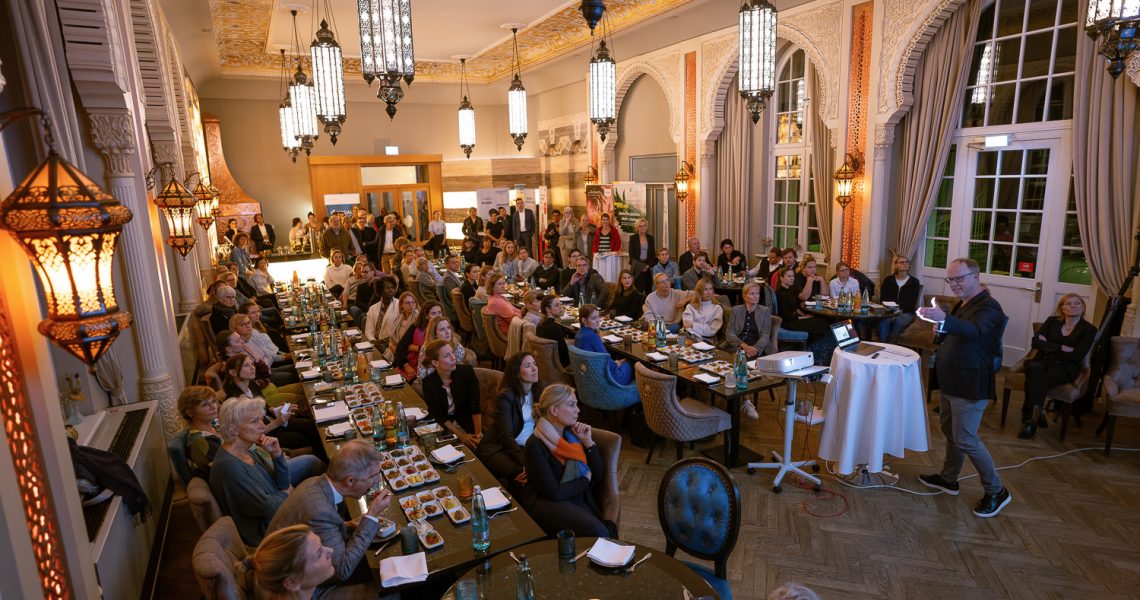 Fortbildungsveranstaltung Post ESMO, Mammazentrum Hamburg und UKE, Restaurant MAZZA, 01.11.2023, Hamburg  | © (c) Martin Zitzlaff, www.zitzlaff.com, Veroeffentlichung nur gegen Honorar (MFM) und Belegexemplar, mit Namensnennung. ] [#0,26,121#]