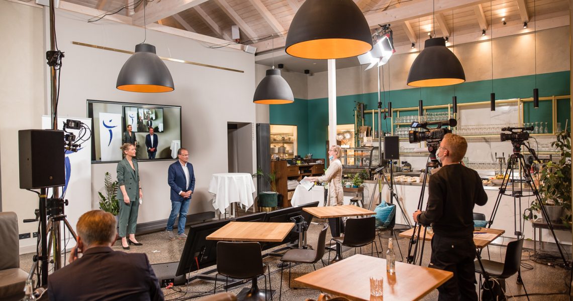 Mammazentrum Hamburg, Dysplasiezentrum Hamburg, Zwischen Hamburg und Münschen, Hybridveranstaltung im Restaurant Sante!, Hamburg, 24.09.2021  | [© (c) Martin Zitzlaff, www.zitzlaff.com, Veroeffentlichung nur gegen Honorar (MFM) und Belegexemplar, mit Namensnennung. ] [#0,26,121#]