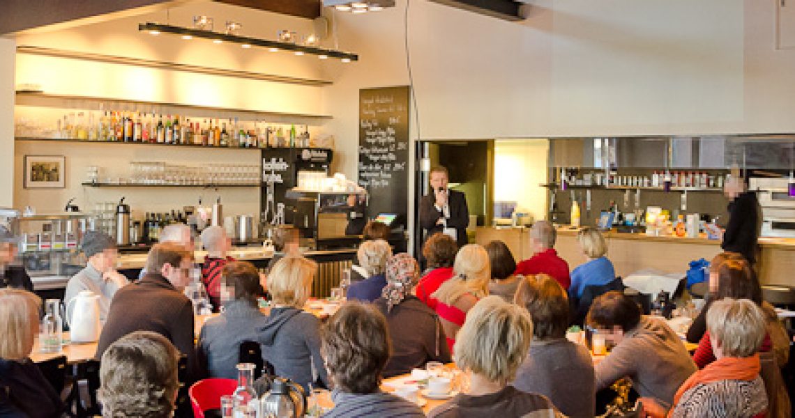 Gesprächskreis Brustkrebs im Santé © Martin Zitzlaff, www.zitzlaff.com