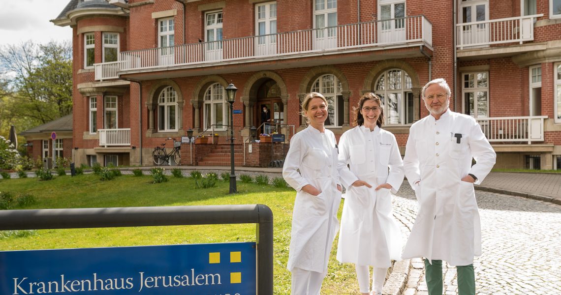 Prof. Dr. Wölber, Dr. Schlotfeldt, Priv.-Doz. Dr. Prieske vor dem Jerusalem, Hamburg 28.04.2021| [© (c) Martin Zitzlaff, Hamburg, www.zitzlaff.com, MwSt. 7%, Veroeffentlichung nur gegen Honorar (MFM) und Belegexemplar, mit Namensnennung.] [#0,26,121#]